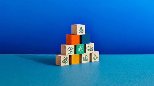 Cubi di legno colorati impilati a piramide con disegni