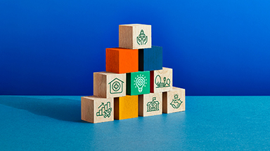 Cubi di legno colorati impilati a piramide con disegni  