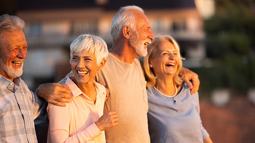 Gruppo di signori che si abbracciano e sorridono