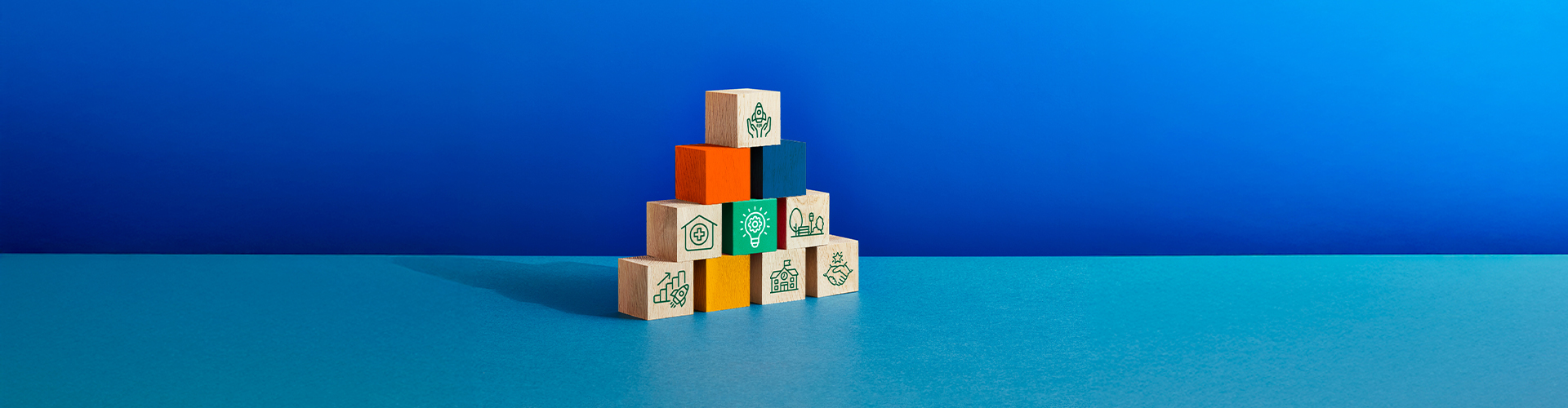Cubi di legno colorati impilati a piramide con disegni