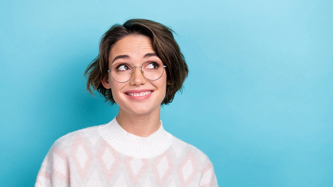 Ragazza sorridente con sguardo ammiccante