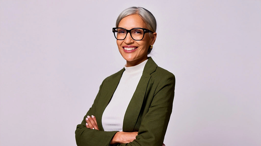 Donna sorridente con braccia incrociate